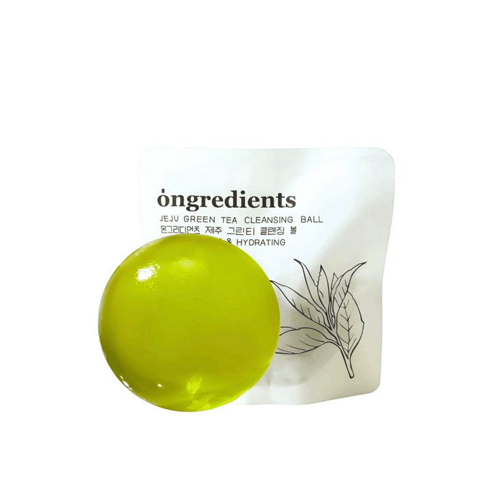 Produktbild av Óngredients Jeju Green Tea Cleansing Ball framför förpackning – vegansk rengöring som fräschar upp och återfuktar huden.