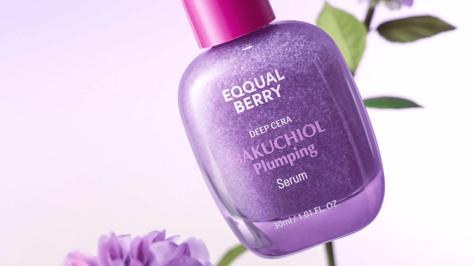 Equal Berry Bakuchiol Plumping Serum i en lila skimrande flaska med rosa kork. Bakgrund med blommor och blad i mjuka pastelltoner.
