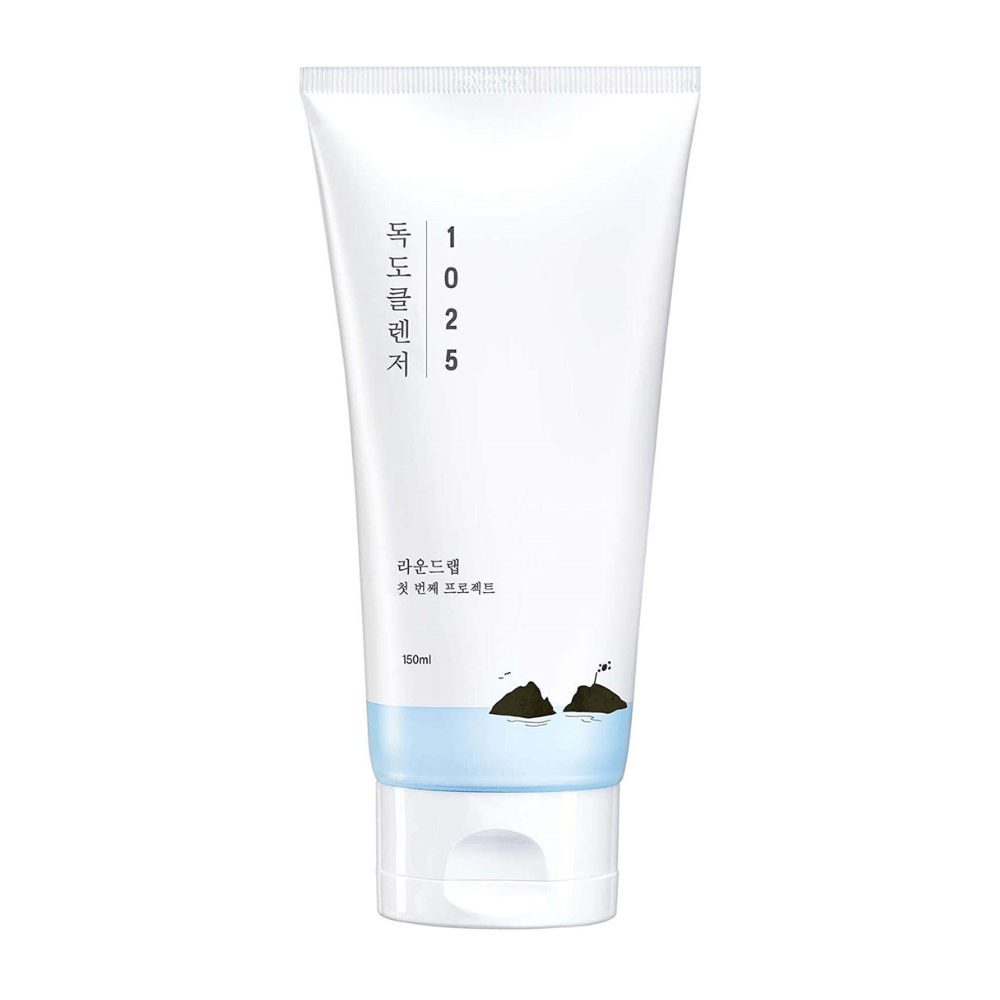 Round Lab 1025 Dokdo Cleanser i hvit tube med blå bunn og svart trykk, frilagt mot hvit bakgrunn.