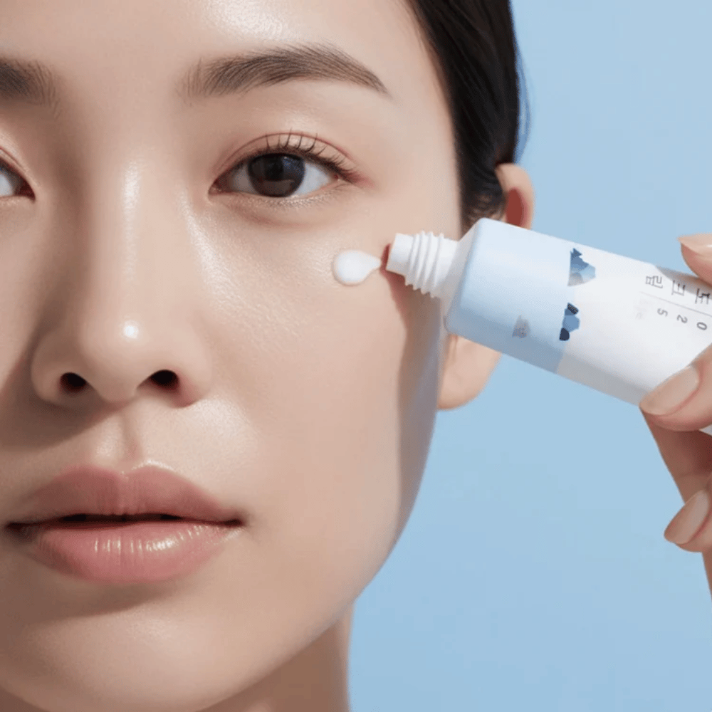 Round Lab 1025 Dokdo Eye Cream påføres på huden under øyet, fuktighetsgivende Øyekrem som gir mykere hud og reduserer fine linjer