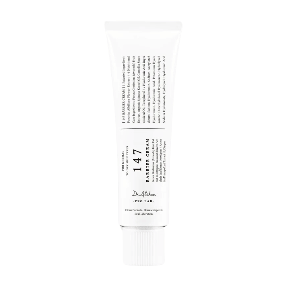 Bilde viser et rør av Dr. Althea's "147 Barrier Cream". Emballasjen er enkel og stilren med en hvit base og svart tekst. Teksten på røret gir informasjon om produktet, inkludert dens funksjon som en barrierekrem, og nevner at det er en ren formel, dermatologisk inspirert og for "cellefrigjøring". Det ser ut til å være et hudpleieprodukt designet for å styrke hudens naturlige beskyttelsesbarriere.