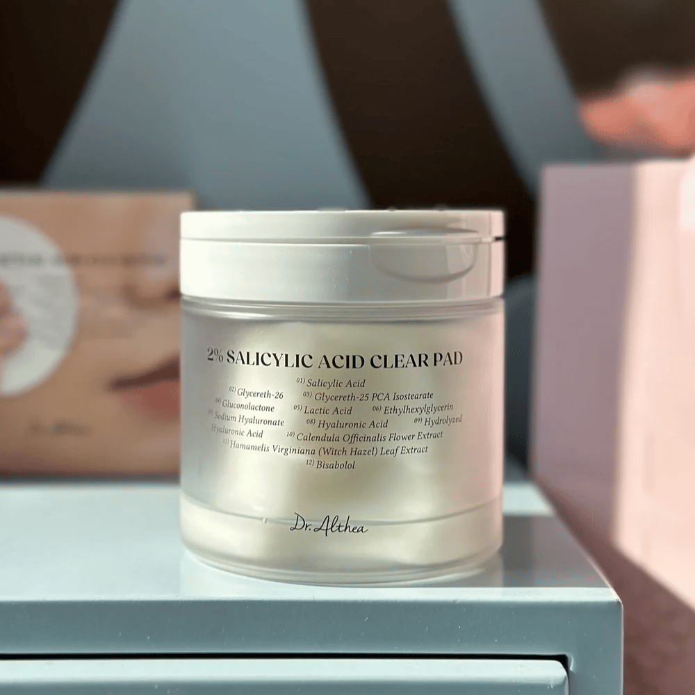 Dr. Althea 2% Salicylic Acid Clear Pad krukke på hylle. Koreanske eksfolierende pads med salisylsyre, PHA og hyaluronsyre for uren hud og tette porer.