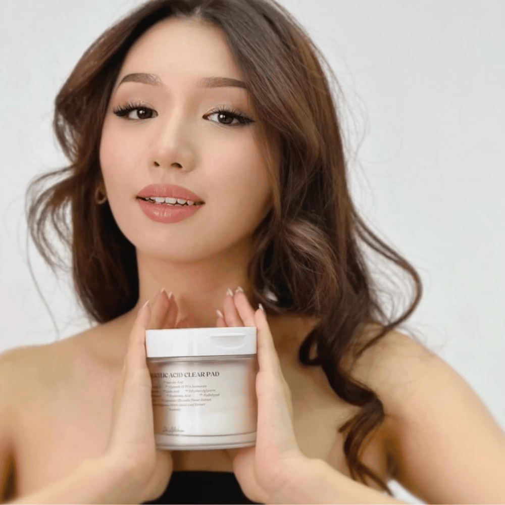 Modell holder Dr. Althea 2% Salicylic Acid Clear Pad foran ansiktet. Eksfolierende toner pads med salisylsyre som renser porer, balanserer talg og gir klarere hud.