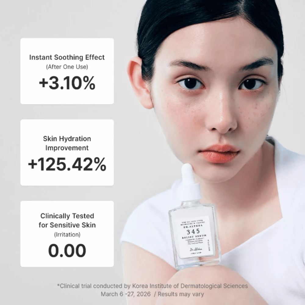 Modellen holder Dr. Althea 345 Relief Serum – beroligende serum for sensitiv hud som fukter og styrker hudbarrieren.