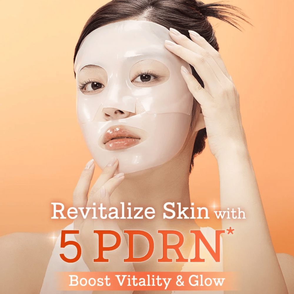 COSRX 5 PDRN Hyaluronic Acid Vital Hydrating Hydrogel Mask påført ansiktet for revitalisert hud, økt glød og intensiv fuktighet