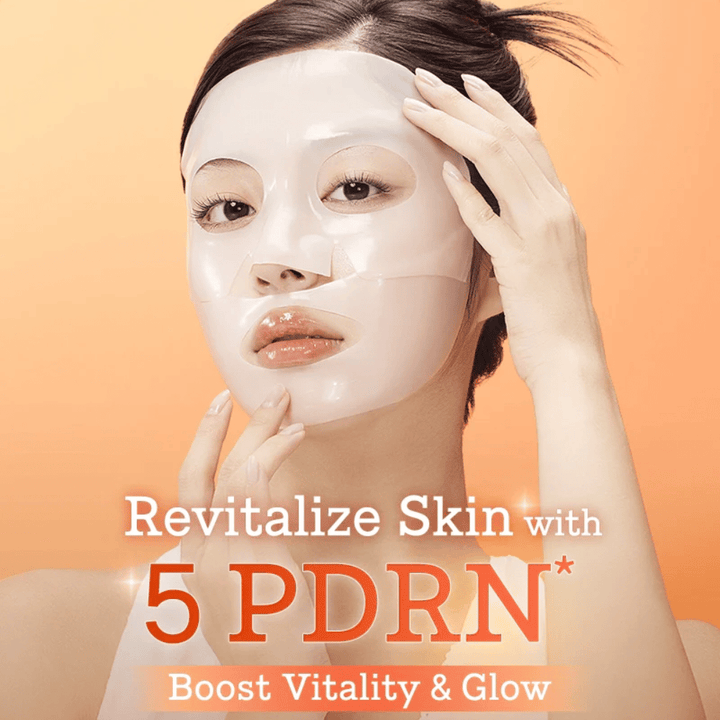 COSRX 5 PDRN Hyaluronic Acid Vital Hydrating Hydrogel Mask påført ansiktet for revitalisert hud, økt glød og intensiv fuktighet