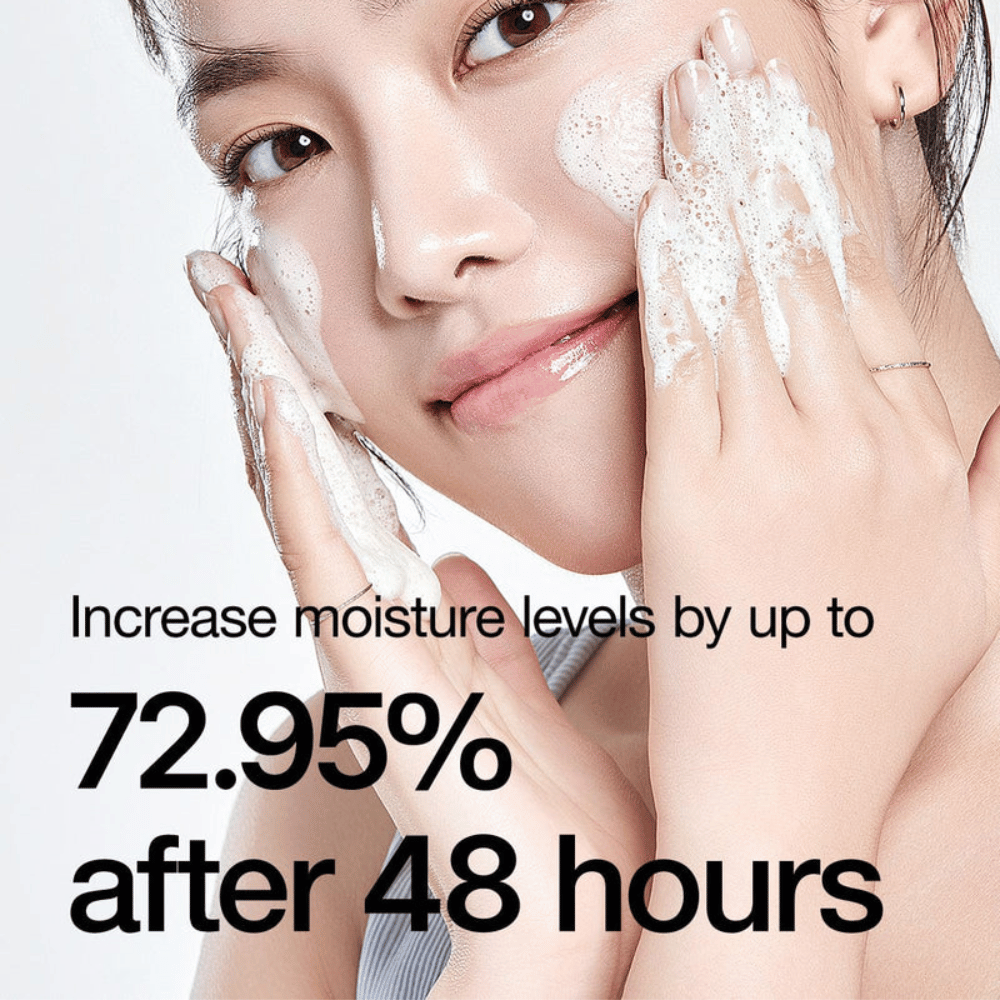
Anua 8 Hyaluronic Acid Hydrating Gentle Foaming Cleanser er en skånsom renseprodukt som kombinerer åtte forskjellige hyaluronsyrer for å gi intensiv fuktighet og hydrere huden. Denne rensekremen skaper et rikt, mykt skum som effektivt fjerner smuss og sminke uten å tørke ut huden. Kliniske tester viser at den kan øke fuktighetsnivåene med opptil 72,95 % etter 48 timer, noe som gjør den ideell for tørre og sensitive hudtyper. 