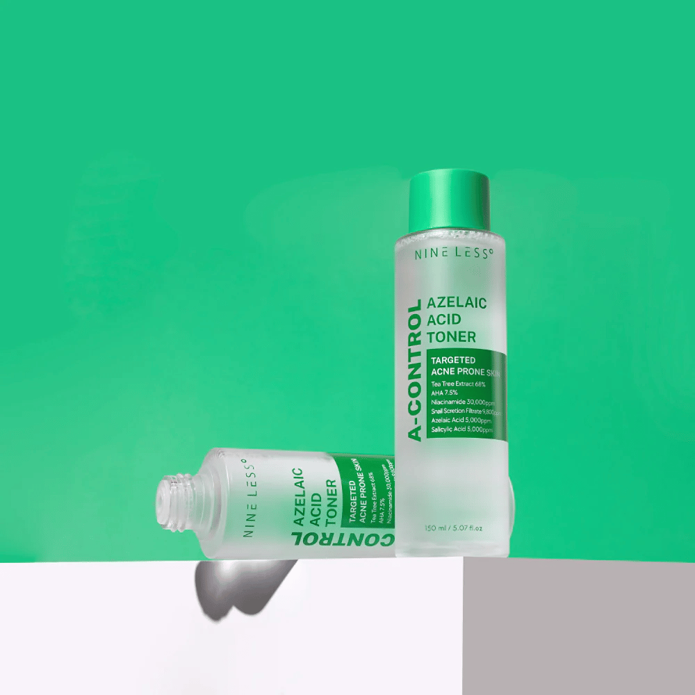 To flasker Nine Less A-Control Azelaic Acid Toner plassert mot grønn bakgrunn, en stående og en liggende.