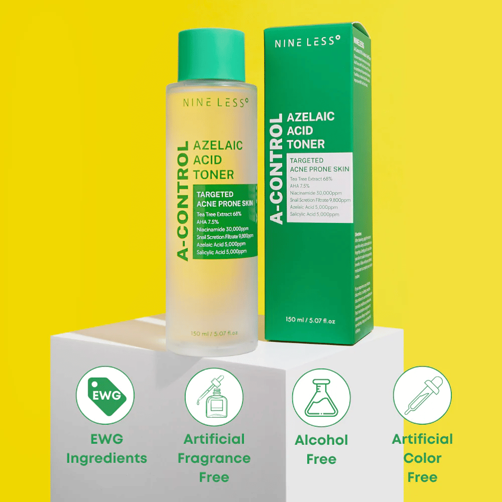 Flaske og emballasje av Nine Less A-Control Azelaic Acid Toner mot gul bakgrunn med grønne ikoner som markerer EWG-ingredienser, fri for alkohol, parfyme og fargestoffer.