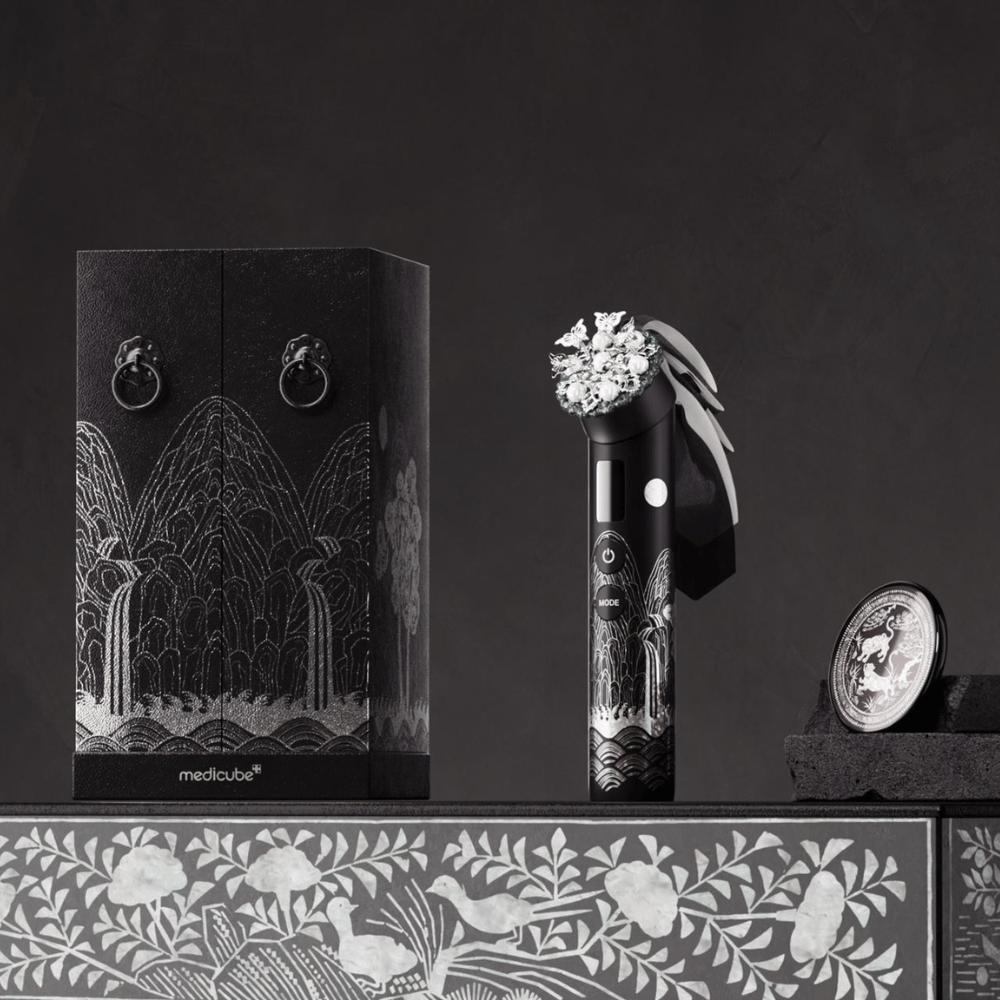 Medicube AGE-R Booster Pro APEC Edition hudpleieverktøy med eksklusivt design som forbedrer hudens elastisitet, glød og absorpsjon av hudpleie.
