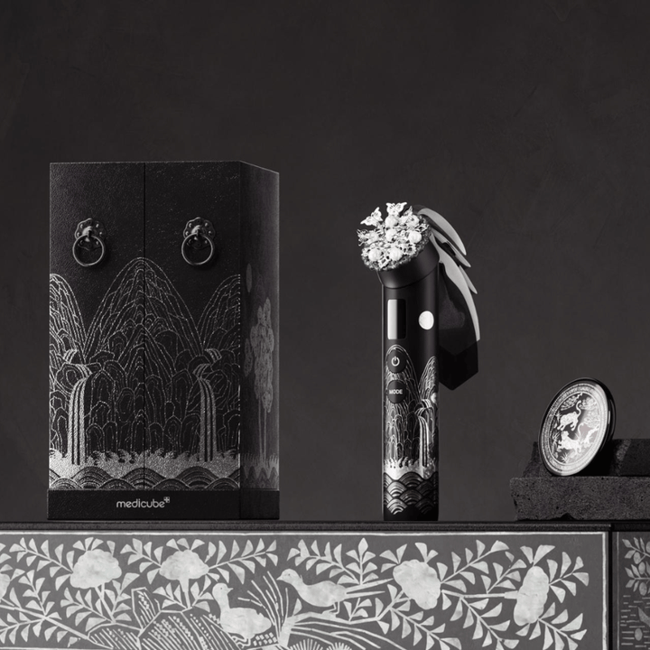 Medicube AGE-R Booster Pro APEC Edition hudpleieverktøy med eksklusivt design som forbedrer hudens elastisitet, glød og absorpsjon av hudpleie.
