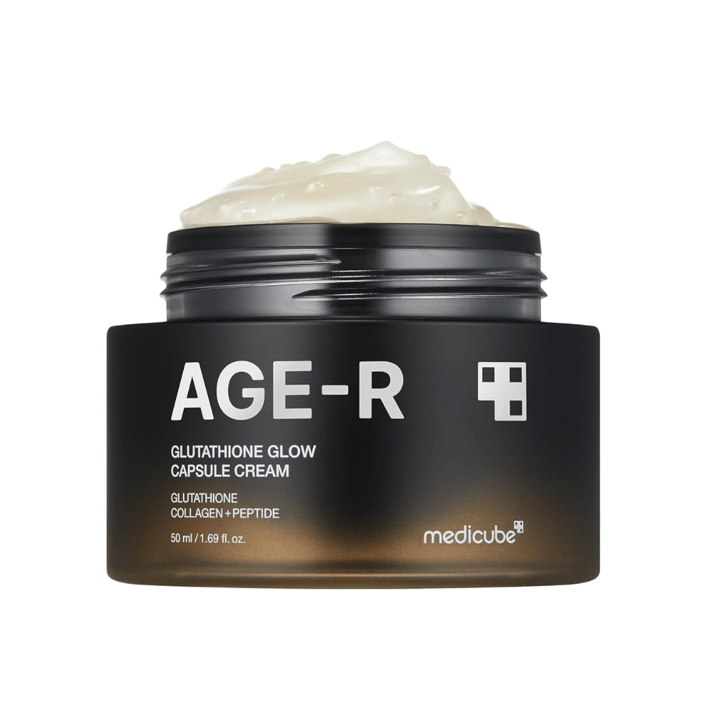 Burk av Medicube Age-R Glutathione Glow Capsule Cream, en krem som inneholder glutathion, kollagen og peptid. Produktet er designet for å gi huden glød og forbedre elastisiteten. Kremens myke konsistens vises i boksen.