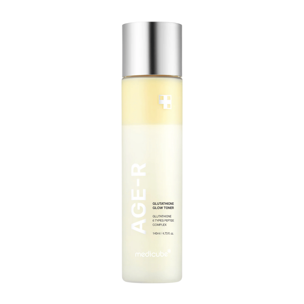 Flaske av Medicube Age-R Glutathione Glow Toner, en lysegul toner som inneholder glutation og et peptidkompleks. Produktet er designet for å gi huden langvarig glød og jevn hudtone. Flasken har en elegant, minimalistisk design med en sølvfarget kork.