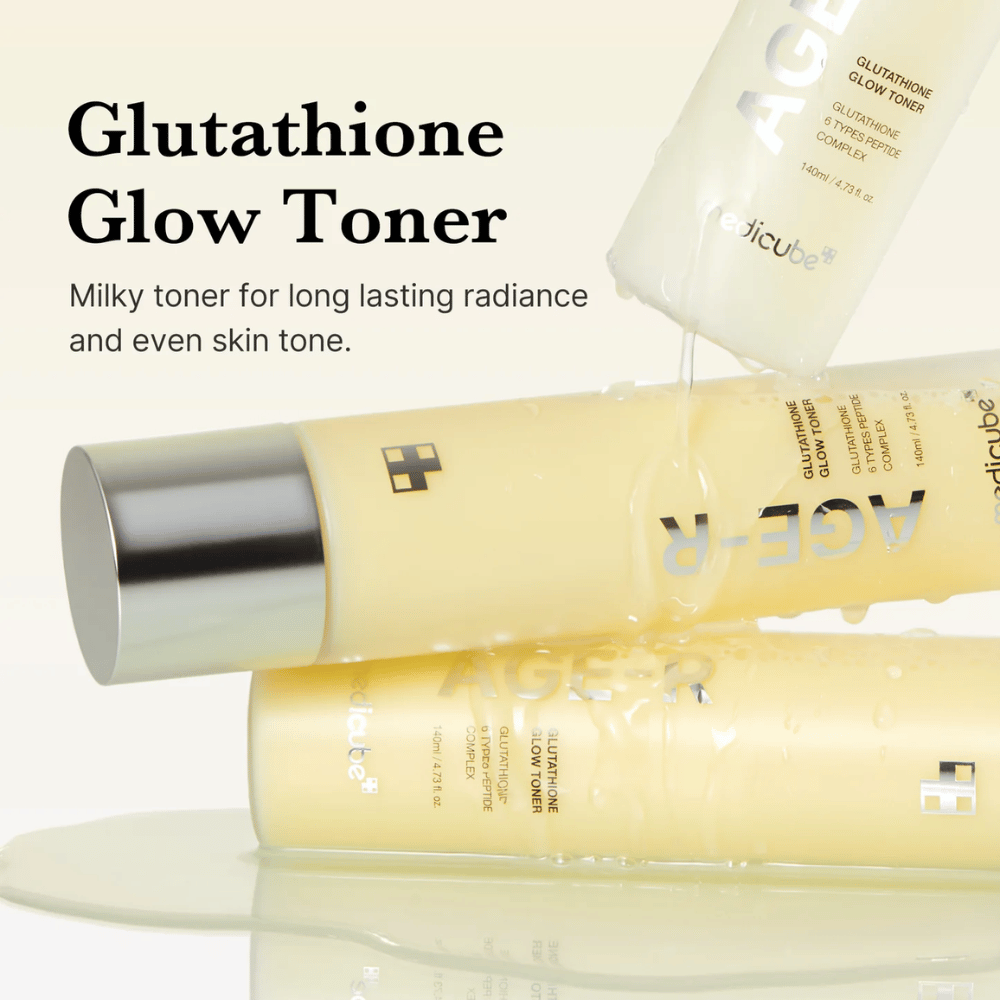 Medicube Age-R Glutathione Glow Toner vises i en gul flaske. Produktet beskrives som en melkeaktig toner som gir langvarig glød og jevn hudtone. Toneren inneholder glutation og et peptidkompleks for å forbedre hudens utseende og struktur.