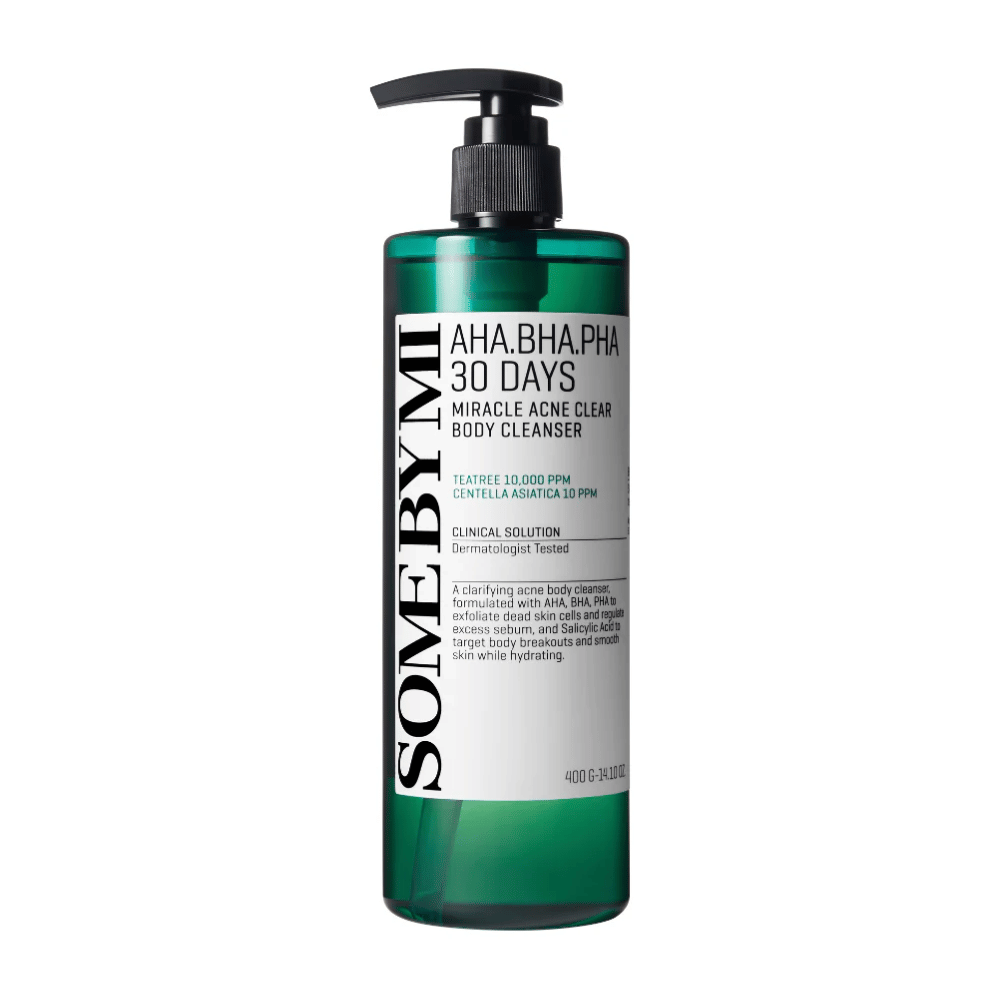 Flaske med SOME BY MI AHA.BHA.PHA 30 Days Miracle Acne Clear Body Cleanser. Flasken er grønn med en svart pumpe og en hvit etikett som beskriver produktets ingredienser og funksjoner, inkludert AHA, BHA og PHA for eksfoliering og aknebehandling. Bakgrunnen er hvit.
