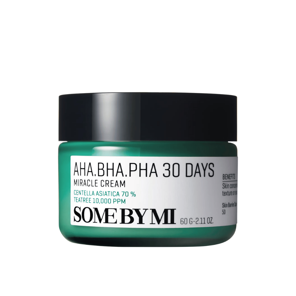En krukke av "SOME BY MI AHA, BHA, PHA 30 Days Miracle Cream". Denne hudkremen inneholder 70 % centella asiatica og 10,000 PPM tea tree-olje, ment å berolige og fukte huden samtidig som den bekjemper hudproblemer som akne. Krukken er designet i en distinkt grønn farge med svart lokk.