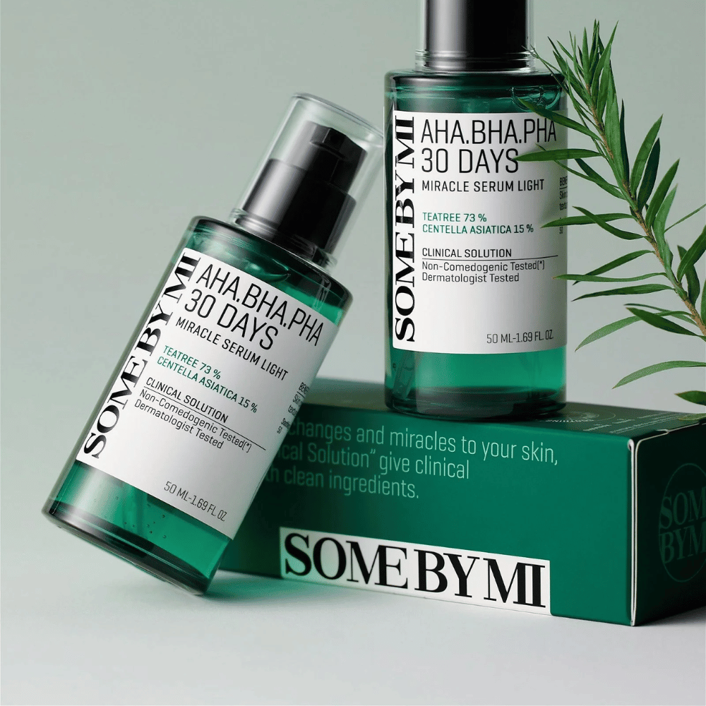 Some By Mi AHA, BHA, PHA 30 Days Miracle Serum er en innovativ formel som kombinerer 73% tetreolje og 15% centella asiatica for å gi en effektiv løsning mot urenheter og hudproblemer. Dette serumet eksfolierer skånsomt, fukter og gir en strålende hud på bare 30 dager. Dermatologisk testet og ikke-komedogent, det er perfekt for alle hudtyper, inkludert sensitiv hud. La ansiktet ditt stråle med denne mirakelløsningen!