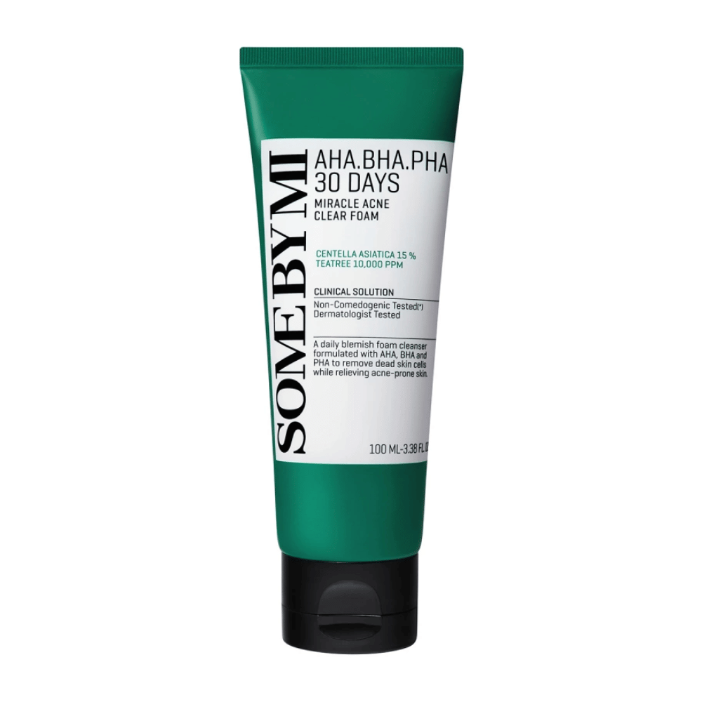 En tube av "SOME BY MI AHA, BHA, PHA 30 Days Miracle Acne Clear Foam". Produktet inneholder centella asiatica og tea tree olje, designet for å behandle akne og rense huden. Tuben er på 100 ml og er dermatologisk testet for å sikre sikkerhet og effektivitet.