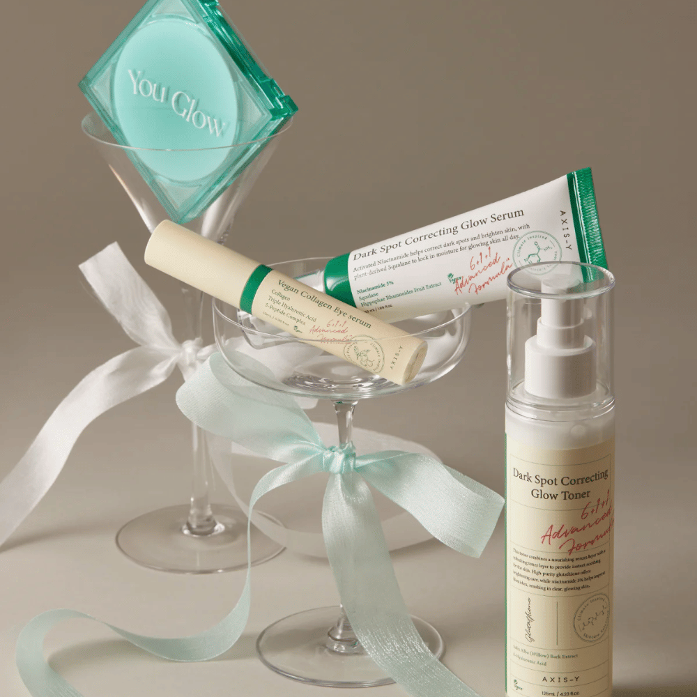 Bilde av Hudpleiesett fra AXIS-Y med øyeserum, serum og toner – elegant plassert i cocktailglass med silkebånd, perfekt for en luksuriøs gavepresentasjon.