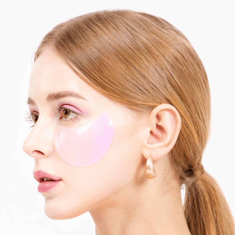 Modell har på seg et rosa hydrogel eye patch under øyet, fuktighetsgivende og hudforyngende.