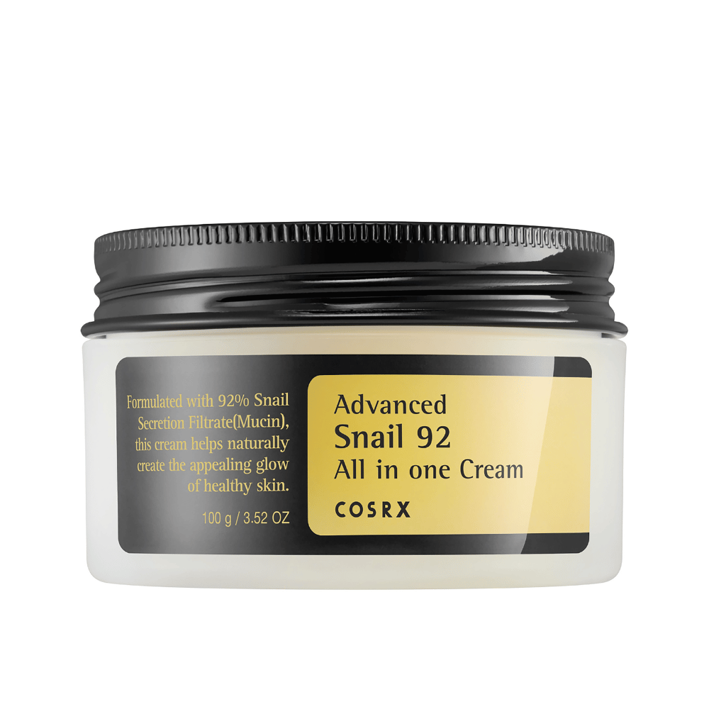 Forhåndsvisning av en lukket COSRX Advanced Snail 92 All in one Cream krukke med svart lokk og gul etikett på hvit bakgrunn.