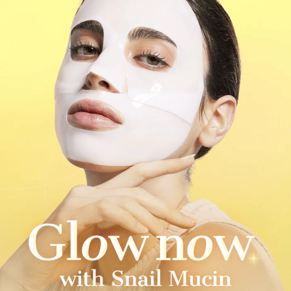 Kvinne med COSRX Advanced Snail Mucin Hydrogel Mask – gir glød, fuktighet og fastere hud med snegleslim og kollagen.