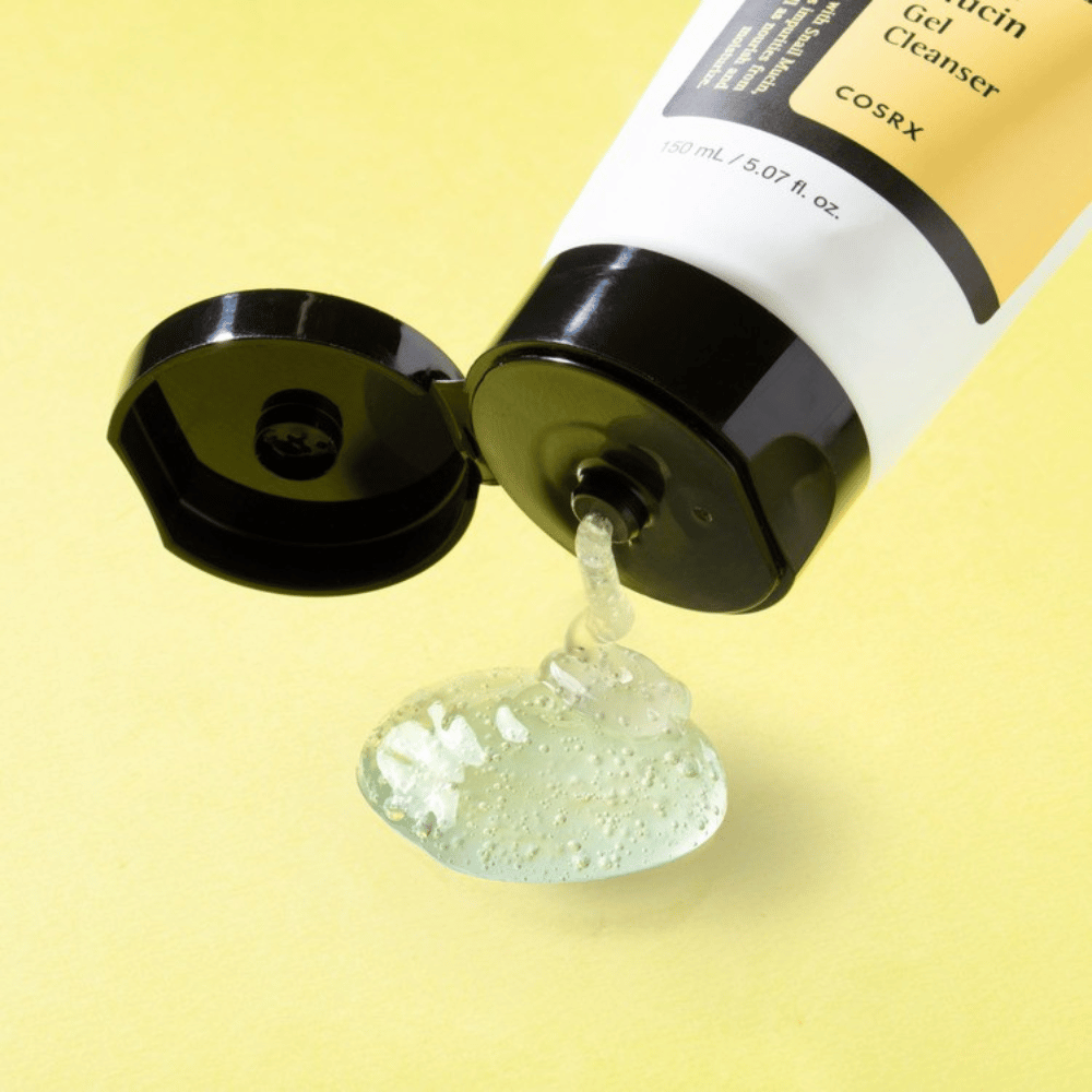 Nærbilde av COSRX Advanced Snail Mucin Gel Cleanser med transparent geltekstur – fuktighetsgivende K-beauty rens for tørr, sensitiv og kombinert hud.
