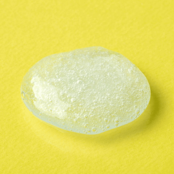 Transparent geltekstur fra COSRX Advanced Snail Mucin Gel Cleanser på gul bakgrunn – fuktighetsgivende ansiktsrens med sneglesekret for myk og balansert hud.