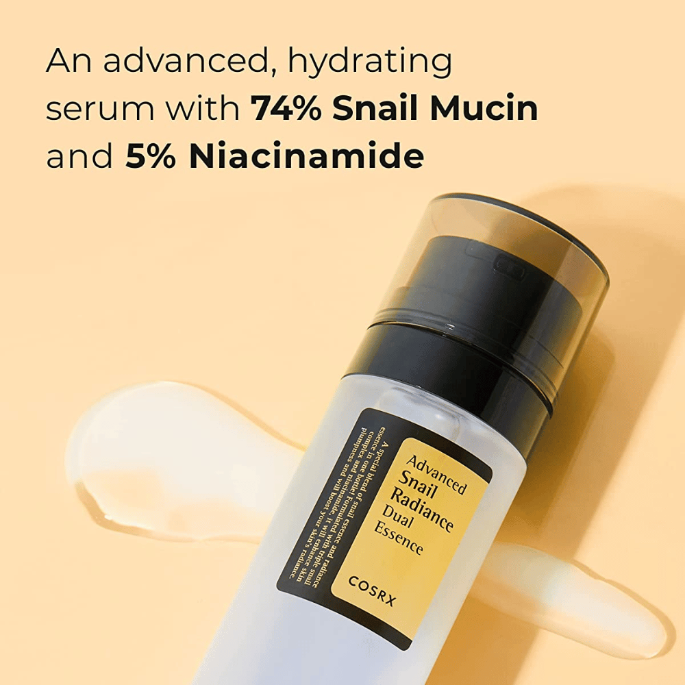 Flaske COSRX Advanced Snail Radiance Dual Essence, 80 ml, med svart pumpe og etikett, presentert mot lys bakgrunn med tekst som fremhever 74 % Snegleslim og 5 % Niacinamid.