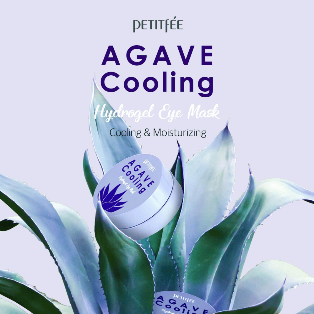 Produktbilde av PETITFEE Agave Cooling Hydrogel Eye Mask plassert blant store agaveblader. Bildet fremhever kjølende og fuktighetsgivende egenskaper med et friskt planteinspirert tema.