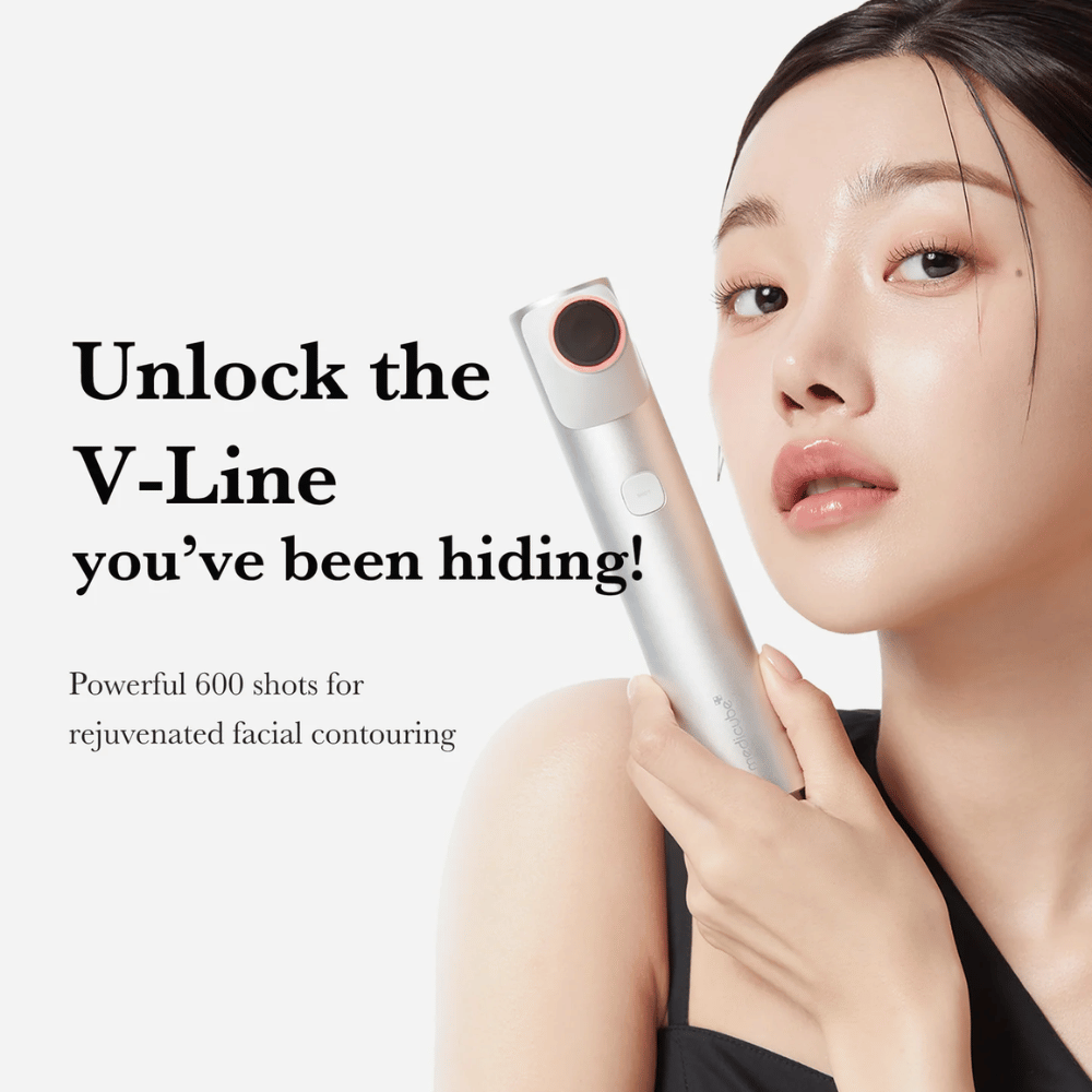 Kvinne holder i Medicube Age-R High Focus Shot nær ansiktet med teksten "Unlock the V-Line you’ve been hiding!" i bakgrunnen.