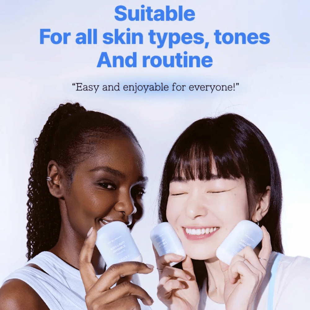 To personer viser frem COSRX Airy-Light Invisible Sun Stick – lett solbeskyttelse som passer alle hudtyper, toner og rutiner.