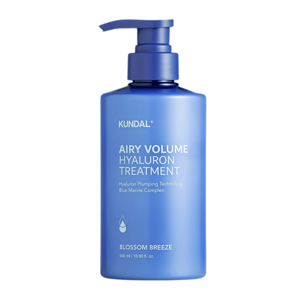 KUNDAL Airy Volume Hyaluron Treatment i blå pumpeflaske, 500 ml, med teksten Blossom Breeze på etiketten.