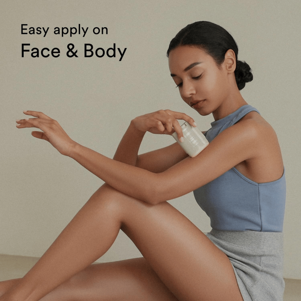 Bildet viser en kvinne som påfører en solbeskyttelsesstift på armen. Teksten "Easy apply on Face & Body" fremhever at produktet er enkelt å bruke både i ansiktet og på kroppen.
