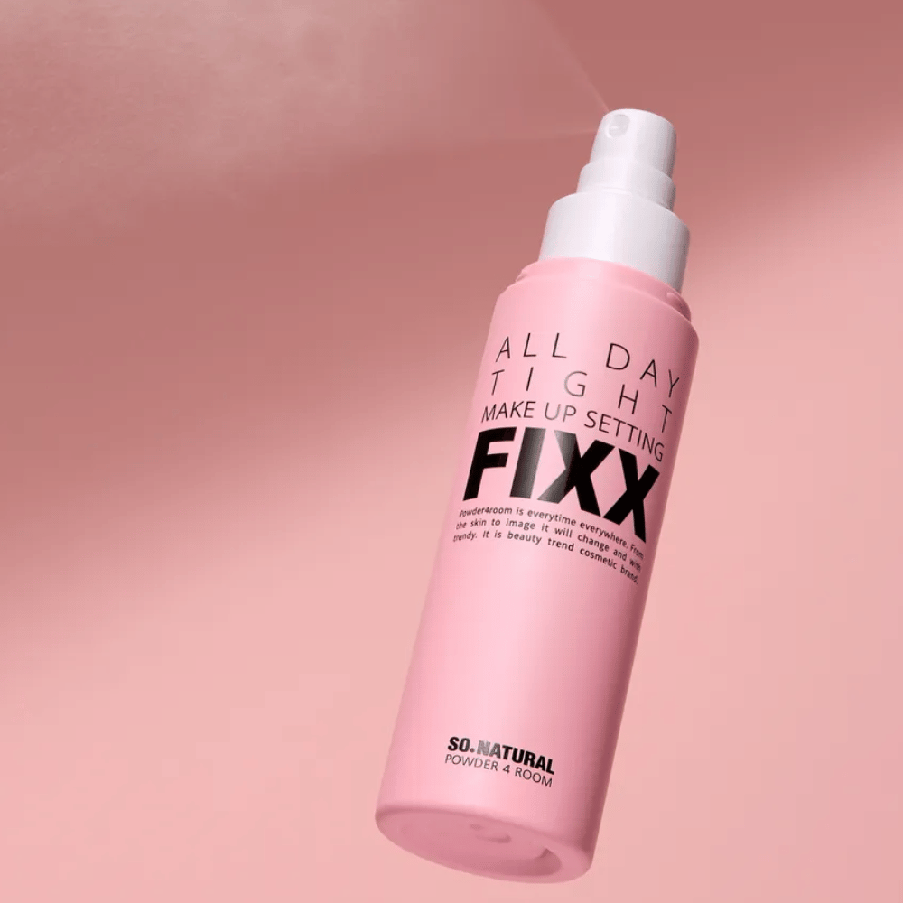 So Natural All Day Tight Make Up Setting Fixx sprayflaska mot rosa bakgrund som fixerar smink och ger långvarigt håll