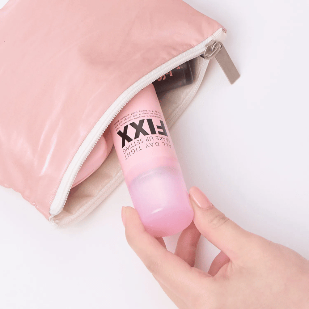 4. So Natural All Day Tight Make Up Setting Fixx – kompakt rosa makeup setting spray som får plass i toalettmappen