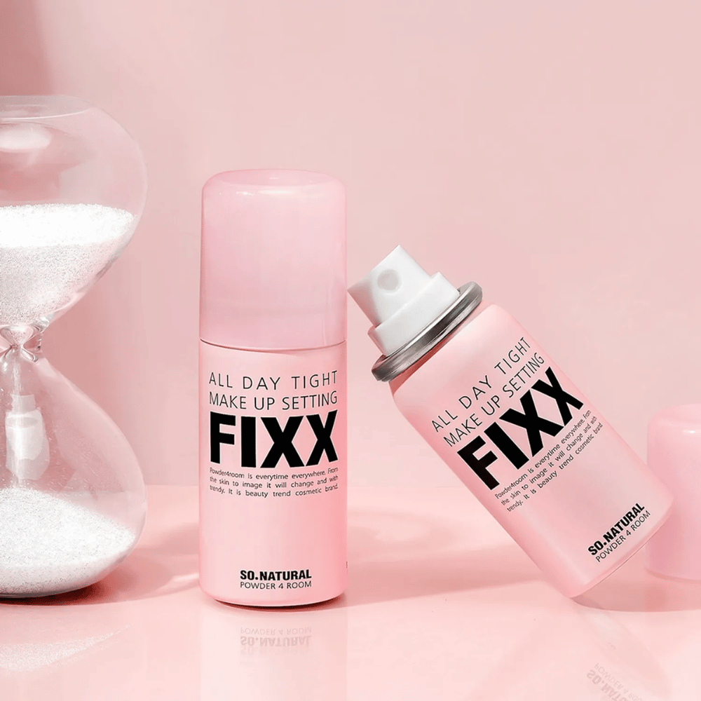 3. So Natural All Day Tight Make Up Setting Fixx – to rosa settingsprayer med spraymunnstykke og timeglass