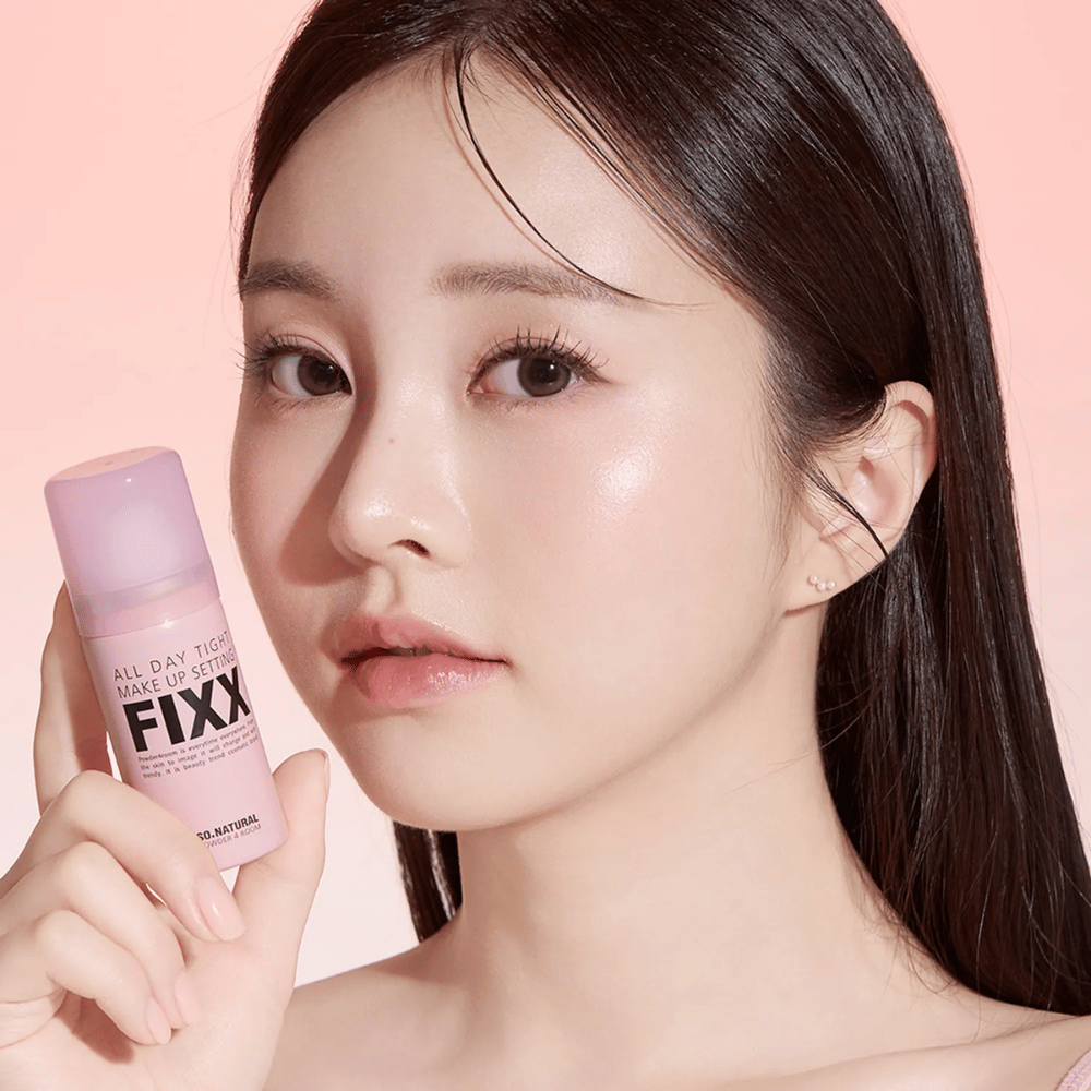 2. So Natural All Day Tight Make Up Setting Fixx – modell med rosa setting spray for langvarig sminke