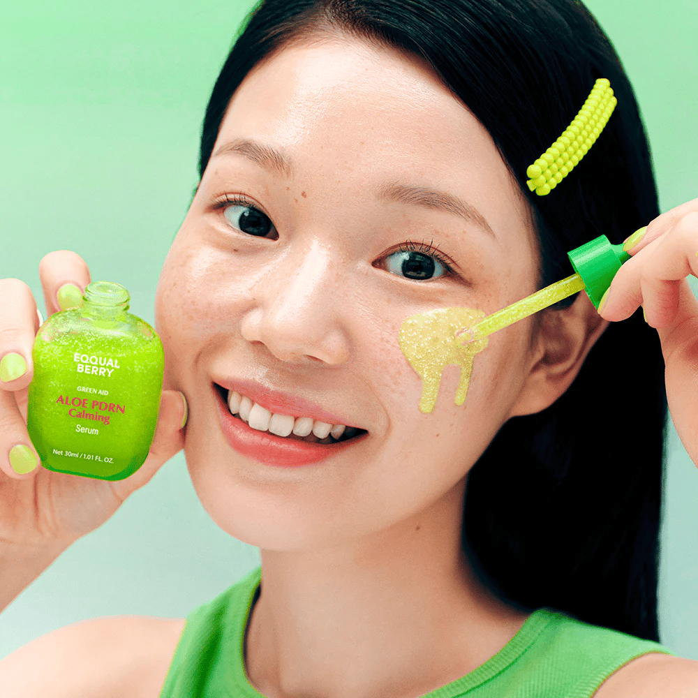 Modell påfører EQQUALBERRY Aloe PDRN Calming Serum med pipette – lett gelserum som beroliger rødhet og gir naturlig glød.