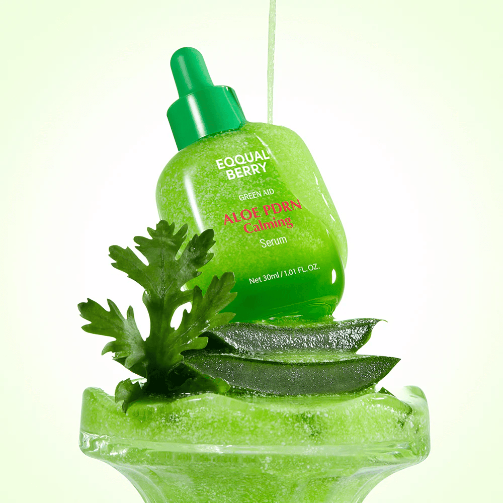 EQQUALBERRY Aloe PDRN Calming Serum plassert på aloe – fuktighetsgivende og beroligende serum med PDRN for irritert og tørr hud.