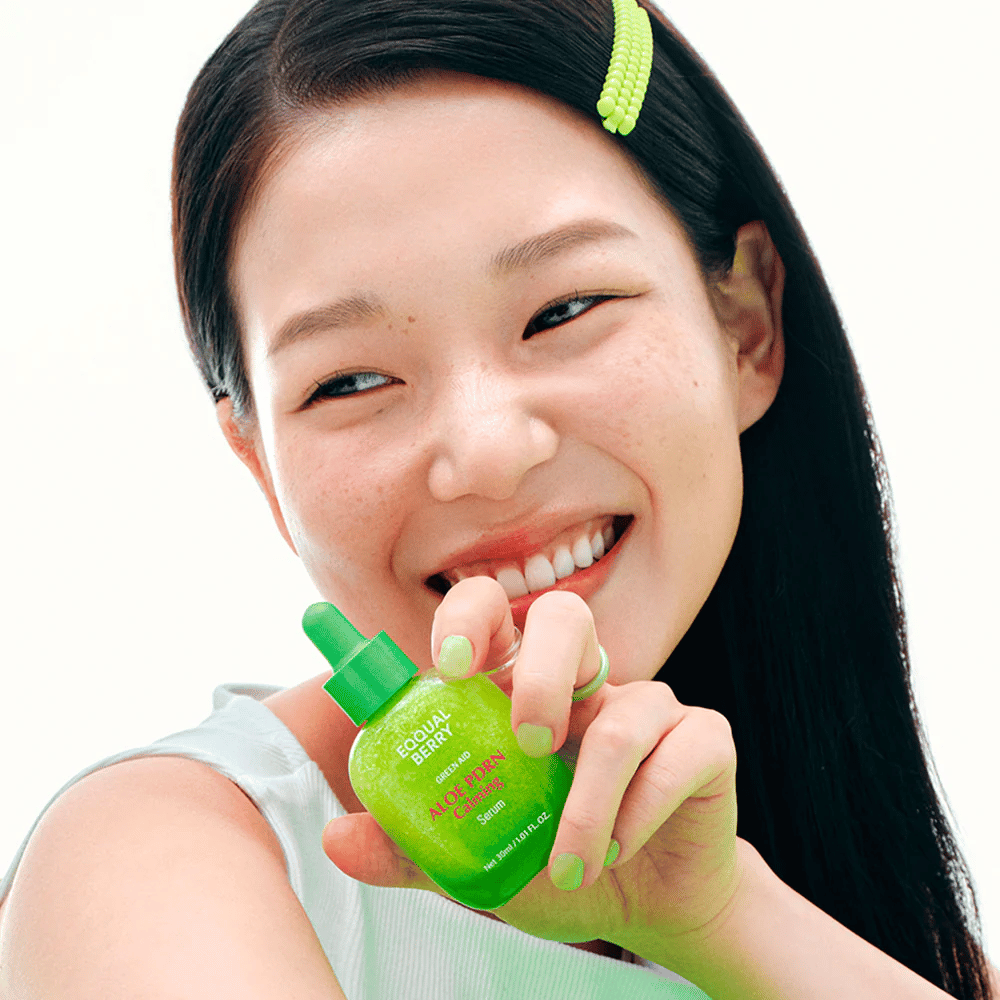 Modell holder EQQUALBERRY Aloe PDRN Calming Serum – beroligende serum for sensitiv hud med aloe vera og PDRN som styrker hudbarrieren.