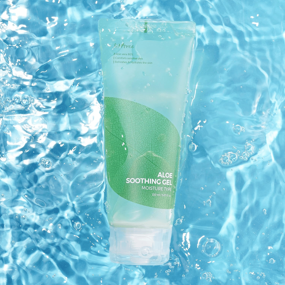 Isntree Aloe Soothing Gel Moisture Type 150 ml – beroligende og fuktighetsgivende aloe vera-gel mot blå vannbakgrunn