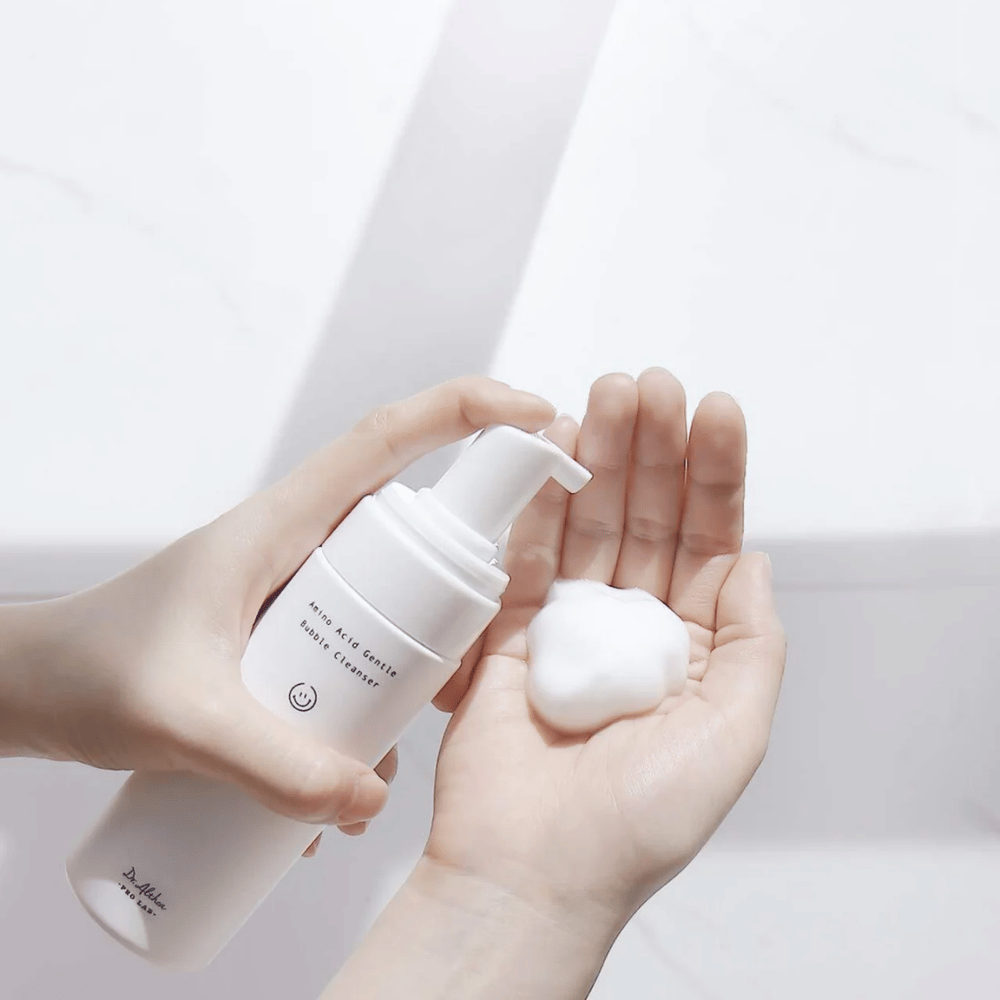 Dr. Althea Amino Acid Gentle Bubble Cleanser er et skånsomt skummende renseskum med aminosyrer som effektivt renser uten å tørke ut huden. Perfekt for sensitiv hud.
