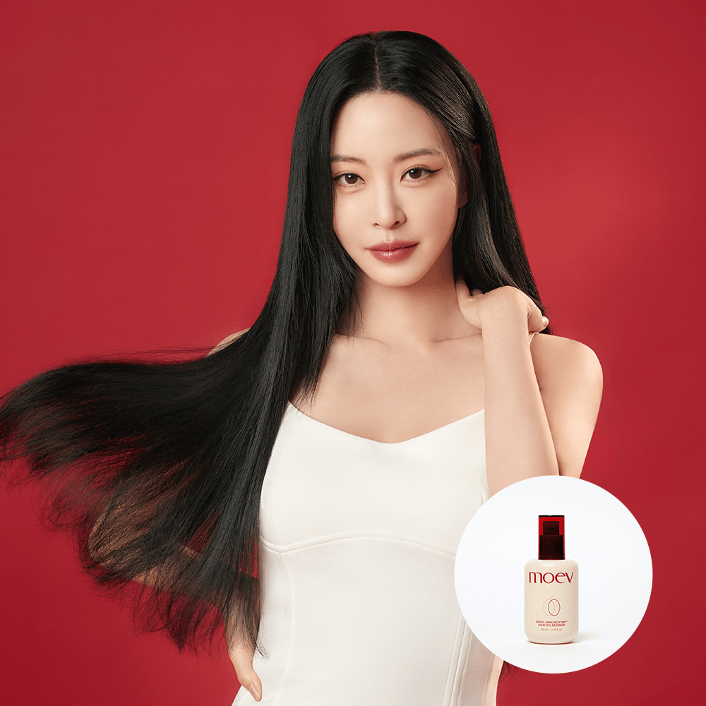 Kvinne med langt, skinnende hår viser resultatet av MOEV Annurcatin Hair Oil Essence – koreansk hårolje som fukter og motvirker frizz for et silkemykt hår.