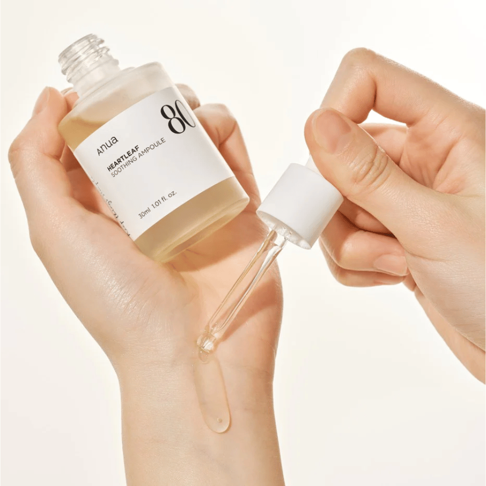 En hånd som holder en Heartleaf 80% Soothing Ampoule 30ml fra Anua.