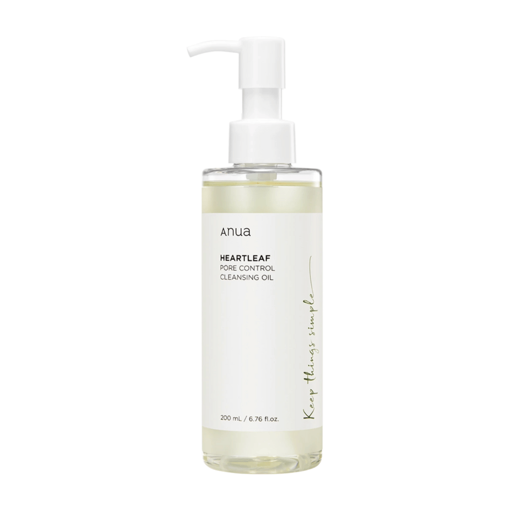 Bilde viser ANUA Heartleaf Pore Control Cleansing Oil, et hudpleieprodukt som er ment for rensing av ansiktet. Flasken er gjennomsiktig og etiketten har et minimalistisk design, noe som gir en ren og naturlig følelse. Den er på 200 ml / 6.76 fl.oz. og har en praktisk pumpe for enkel dosering.