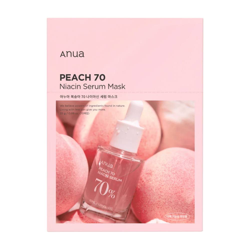En pakke av Anua PEACH 70 Niacin Serum Mask foran en bakgrunn av ferskener. Den rosa emballasjedesignen matcher de naturlige nyansene av ferskenene, og en gjennomsiktig flaske med serum er delvis synlig. Produktet understreker bruken av ingredienser fra naturen.