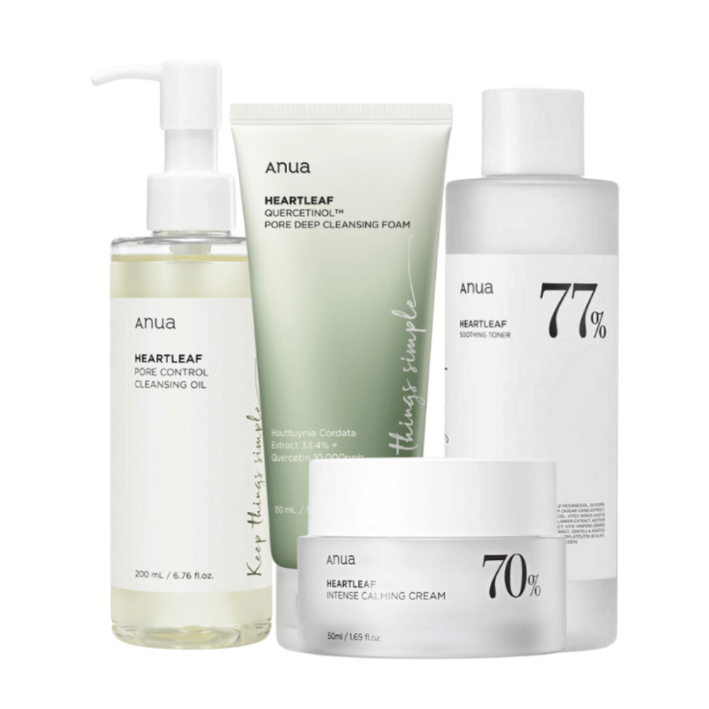 Et sett med hudpleieprodukter fra Anua, som inneholder Heartleaf Pore Control Cleansing Oil, Heartleaf 77% Soothing Toner, Heartleaf Quercetin+ Pore Deep Cleansing Foam, og Heartleaf 70% Intense Calming Cream. Disse produktene er formulert med hjerteblad og andre beroligende ingredienser, designet for å redusere porer, berolige og fukte huden.