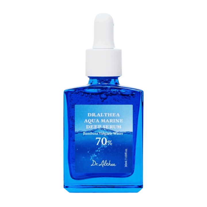 Dr. Althea Aqua Marine Deep Serum 30 ml i blå glassflaske med pipette, beriket med 70 % Bambusa Vulgaris Water for intensiv fuktighet, beroligende effekt og forbedret hudbarriere.