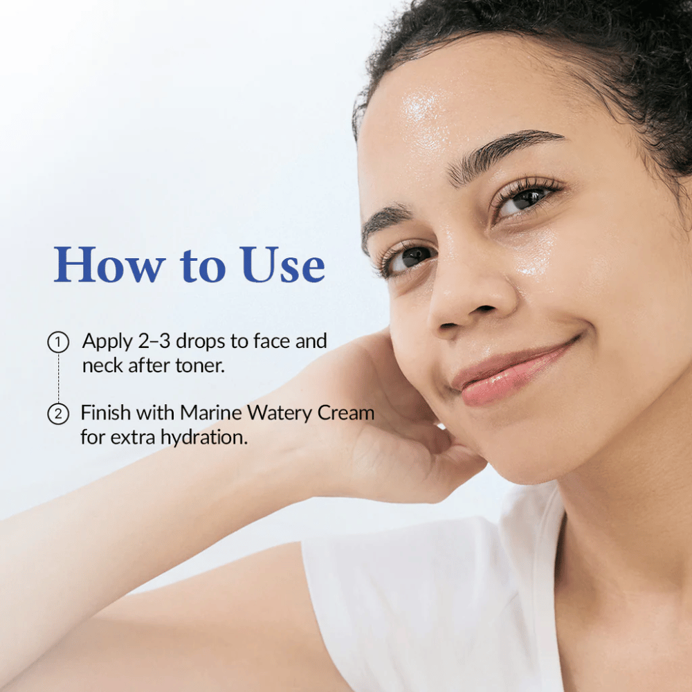 Kvinne med fuktet, glødende hud som har påført serum. Bilde som viser hvordan Dr. Althea Aqua Marine Deep Serum brukes etter toner for intensiv fukt og glød i ansikt og hals.